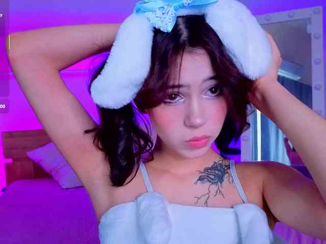 CoralineJones webcam