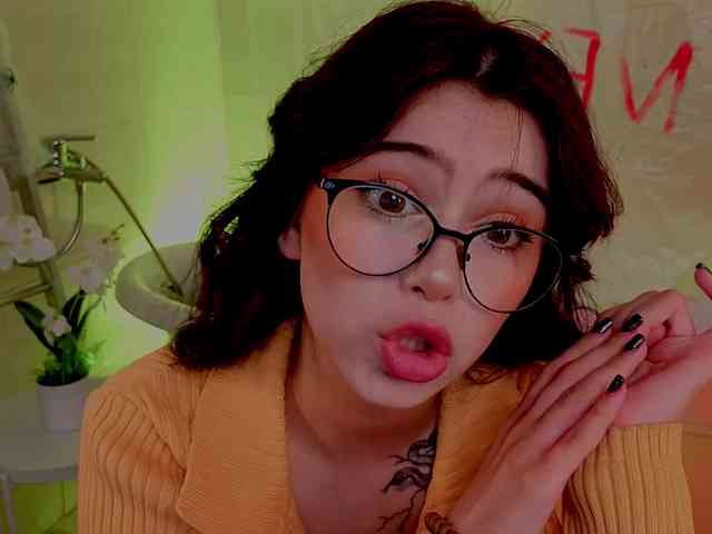 CoralineJones webcam