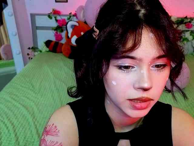 CoralineJones webcam