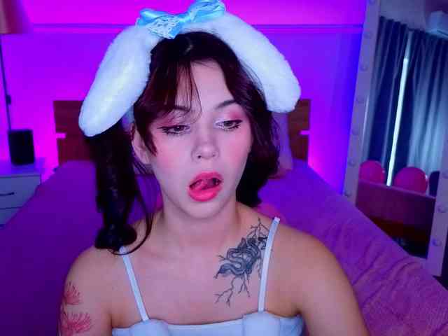 CoralineJones webcam