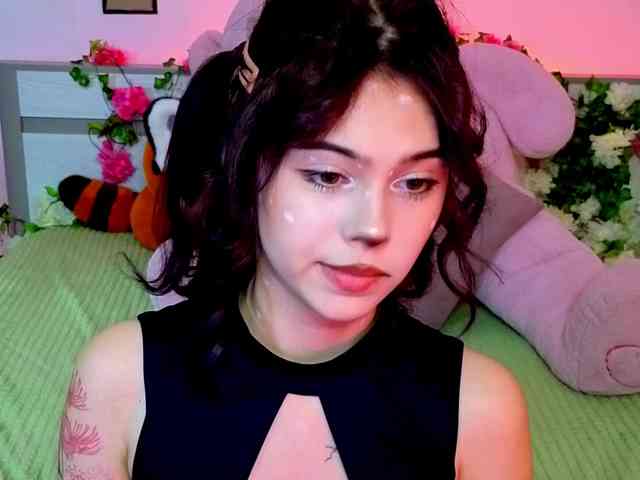 CoralineJones webcam