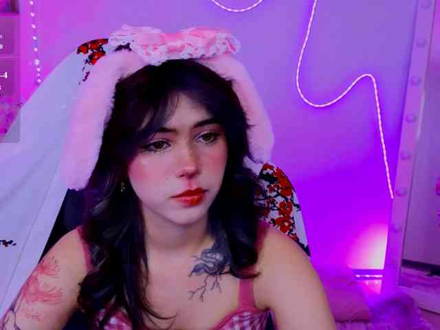 CoralineJones webcam