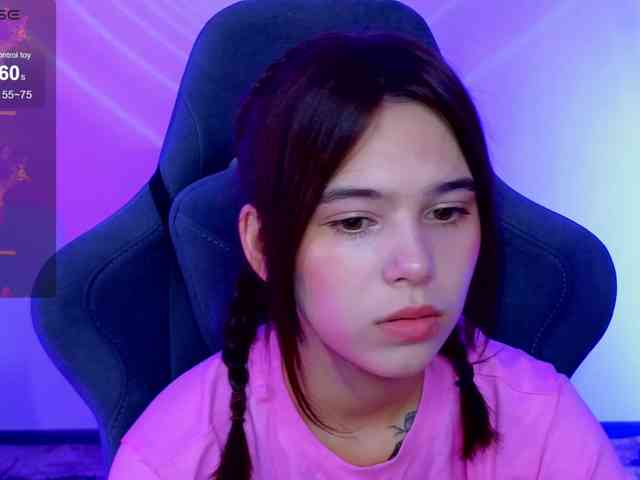 CoralineJones webcam