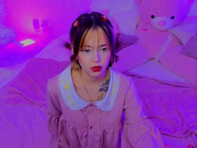 CoralineJones webcam