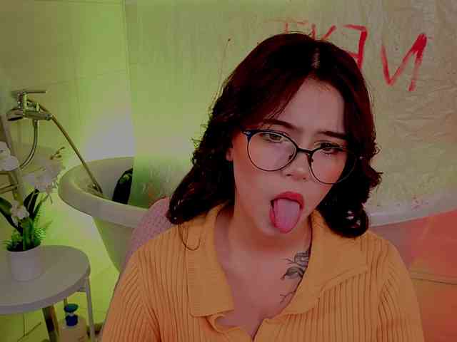 CoralineJones webcam