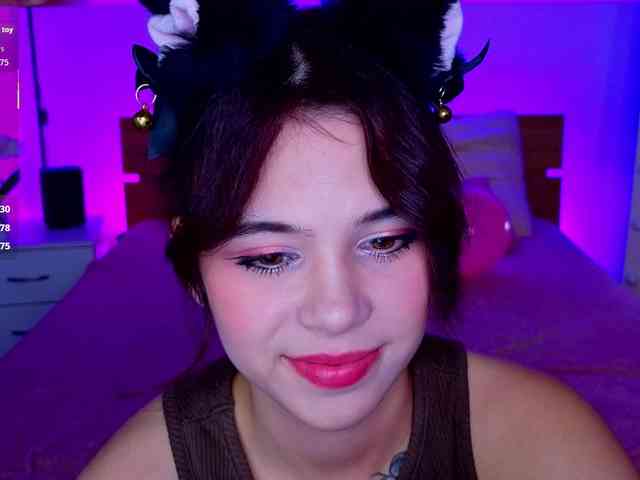 CoralineJones webcam