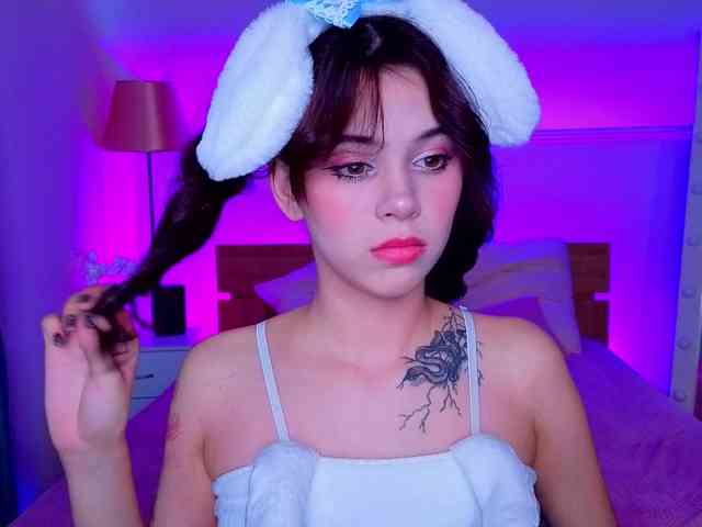 CoralineJones webcam