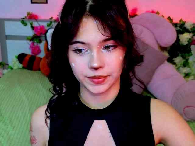 CoralineJones webcam