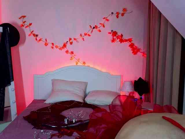 CoralineJones webcam