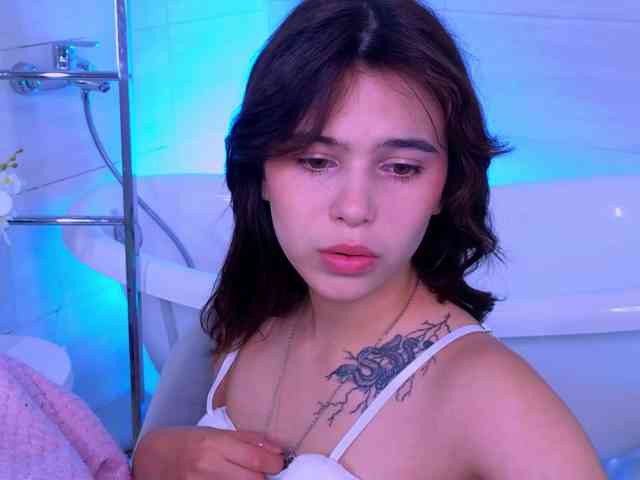 CoralineJones webcam