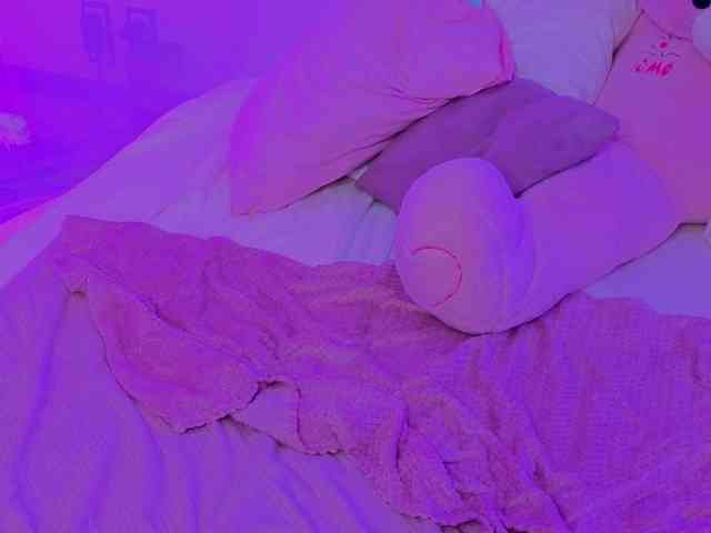 CoralineJones webcam