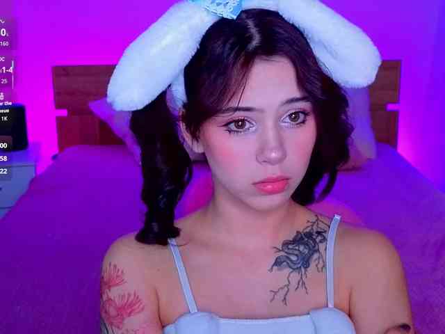 CoralineJones webcam