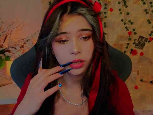 CoralineJones webcam