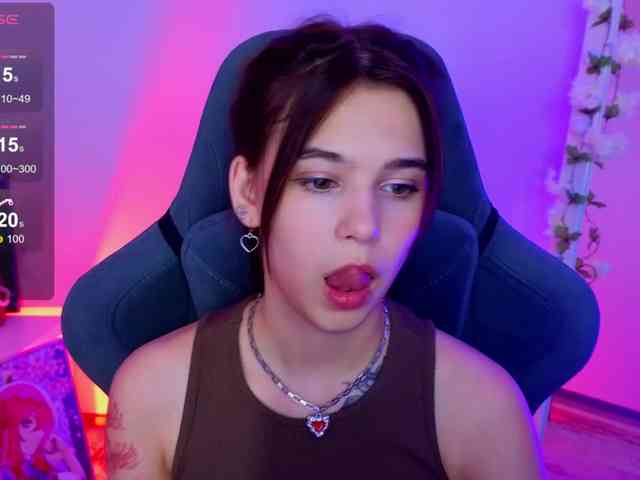 CoralineJones webcam