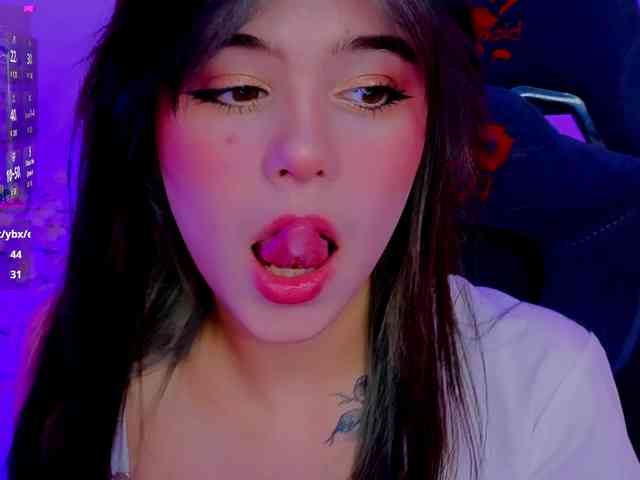 CoralineJones webcam