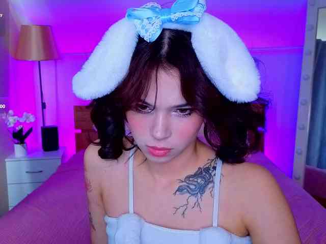 CoralineJones webcam