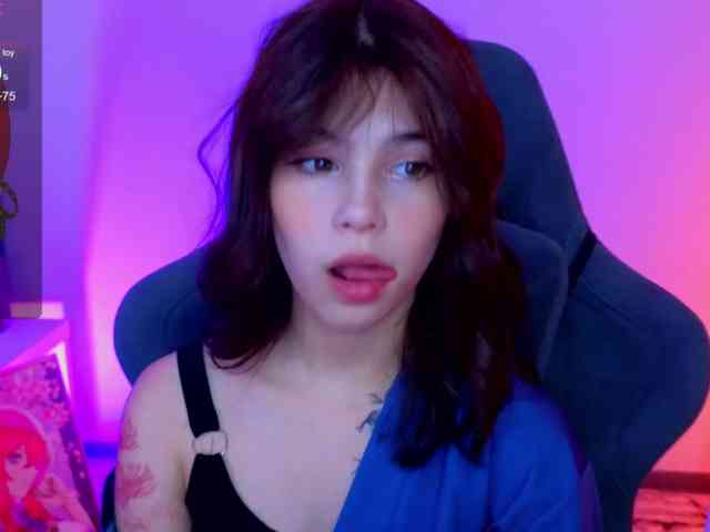 CoralineJones webcam