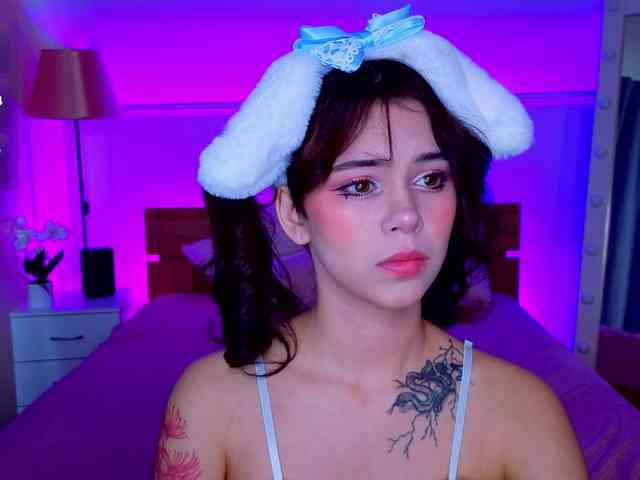 CoralineJones webcam