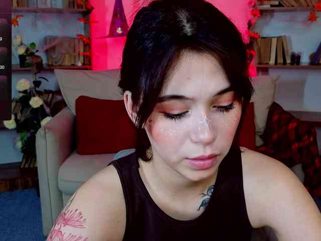 CoralineJones webcam