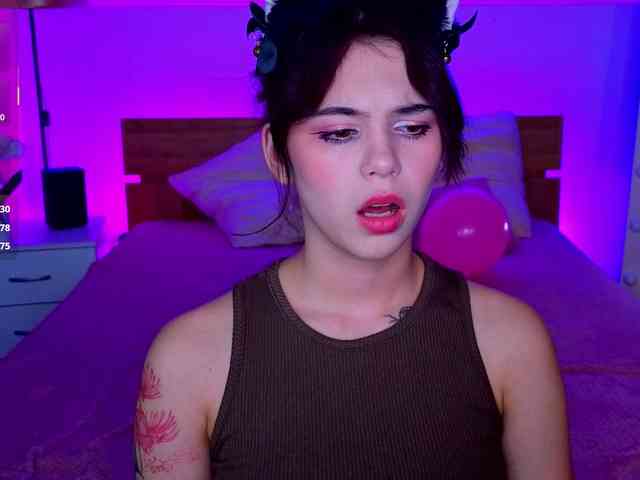 CoralineJones webcam