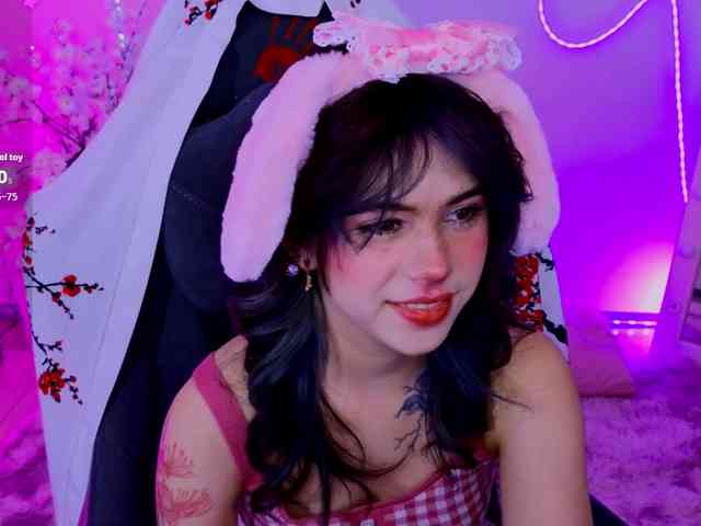 CoralineJones webcam