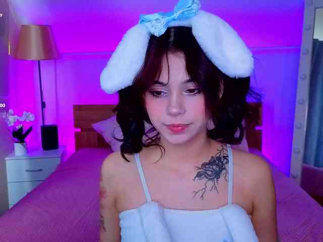 CoralineJones webcam