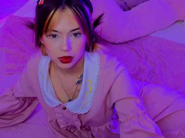 CoralineJones webcam