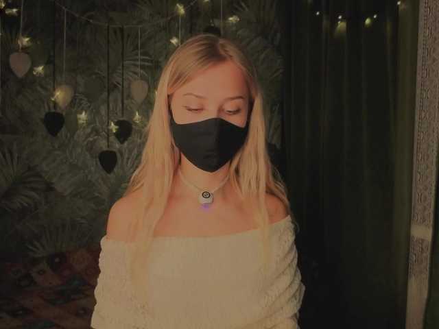 Meeeeow's BongaCams show and profile