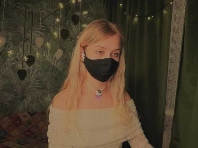 Meeeeow's BongaCams show and profile