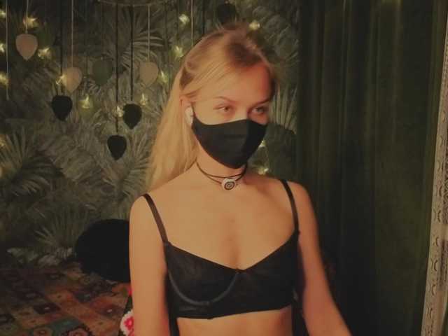 Meeeeow's BongaCams show and profile