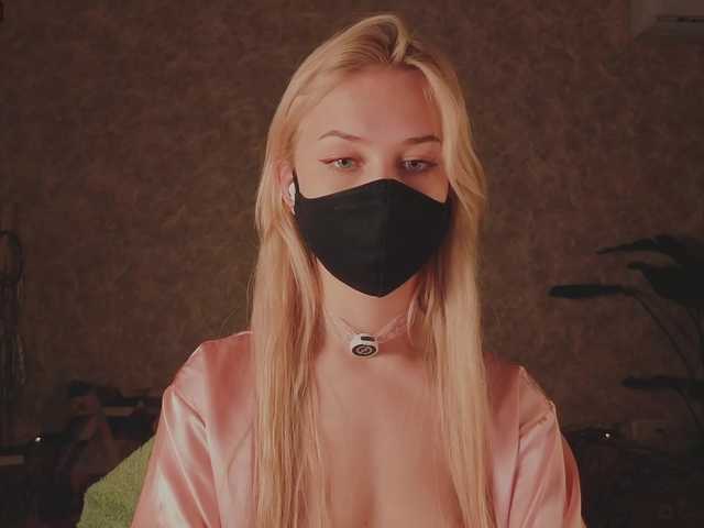 Meeeeow's BongaCams show and profile