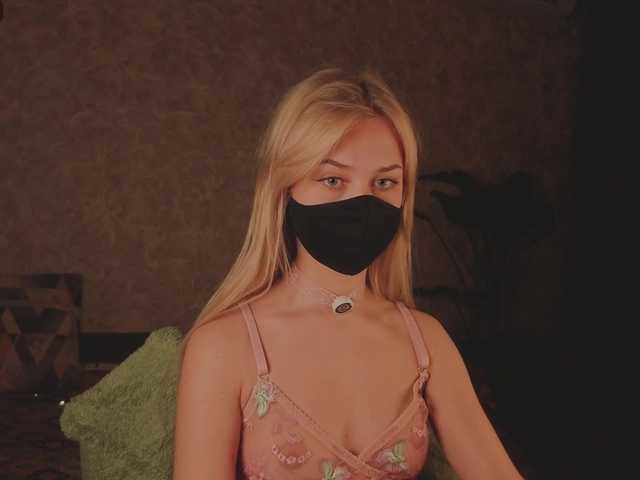 Meeeeow's BongaCams show and profile