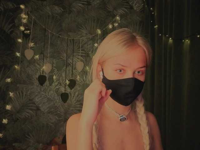 Meeeeow's BongaCams show and profile