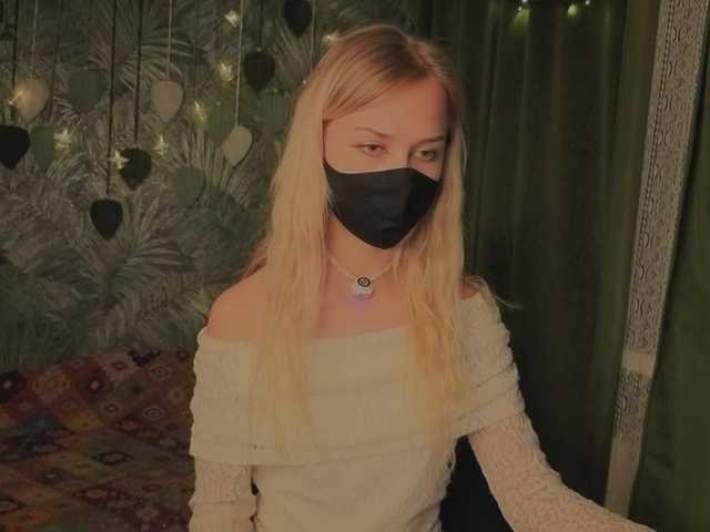 Meeeeow's BongaCams show and profile