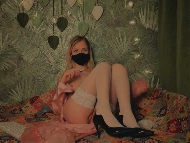 Meeeeow's BongaCams show and profile