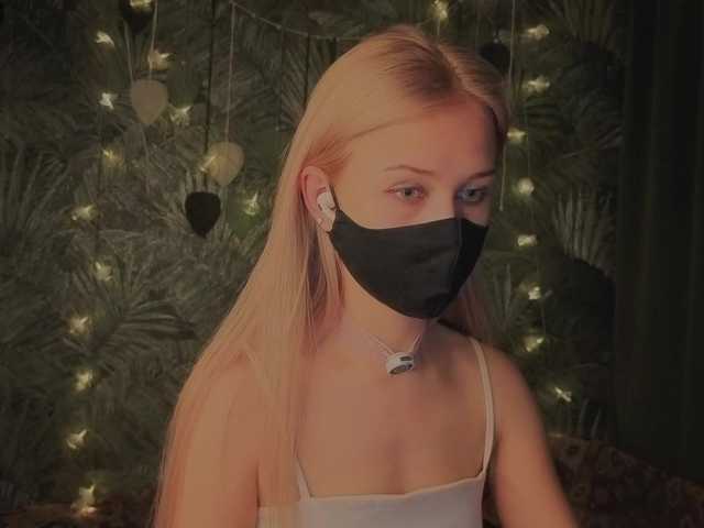 Meeeeow's BongaCams show and profile