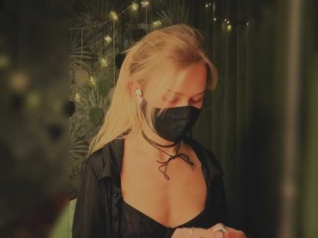 Meeeeow's BongaCams show and profile