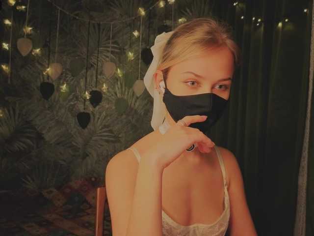 Meeeeow's BongaCams show and profile