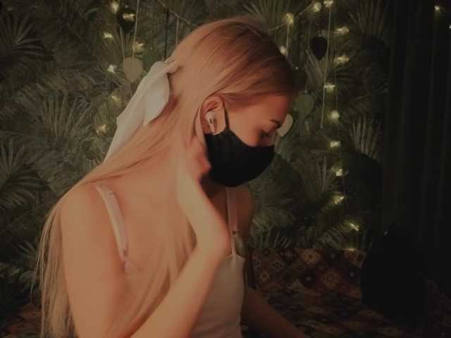 Meeeeow's BongaCams show and profile