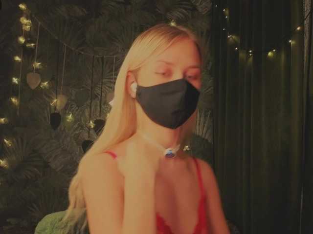 Meeeeow's BongaCams show and profile