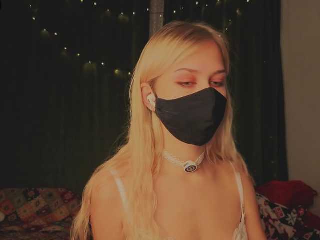 Meeeeow's BongaCams show and profile