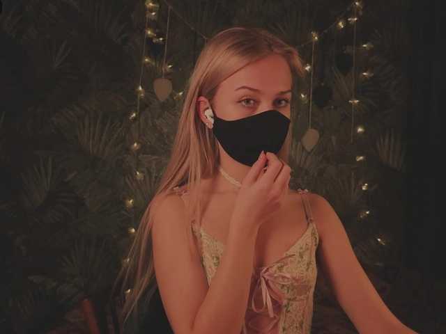 Meeeeow's BongaCams show and profile