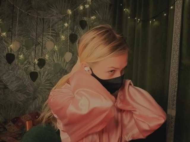 Meeeeow's BongaCams show and profile