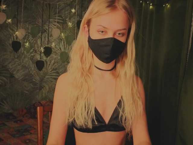 Meeeeow's BongaCams show and profile