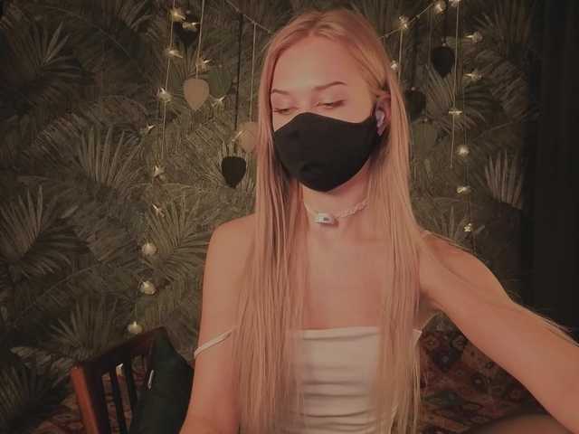 Meeeeow's BongaCams show and profile