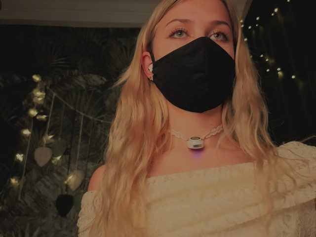 Meeeeow's BongaCams show and profile