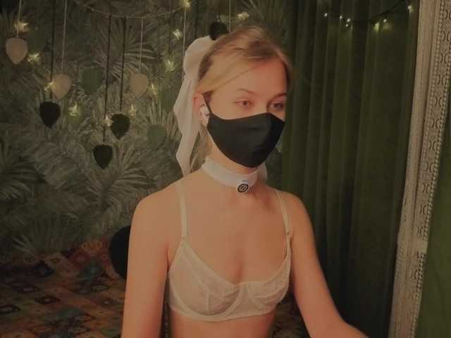 Meeeeow's BongaCams show and profile