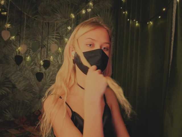 Meeeeow's BongaCams show and profile