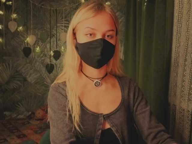 Meeeeow's BongaCams show and profile