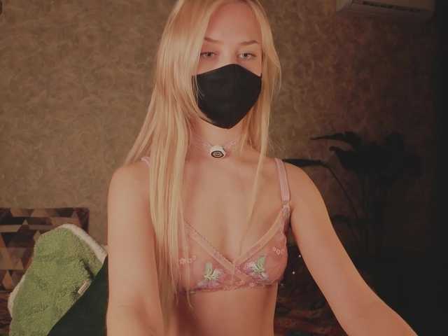 Meeeeow's BongaCams show and profile